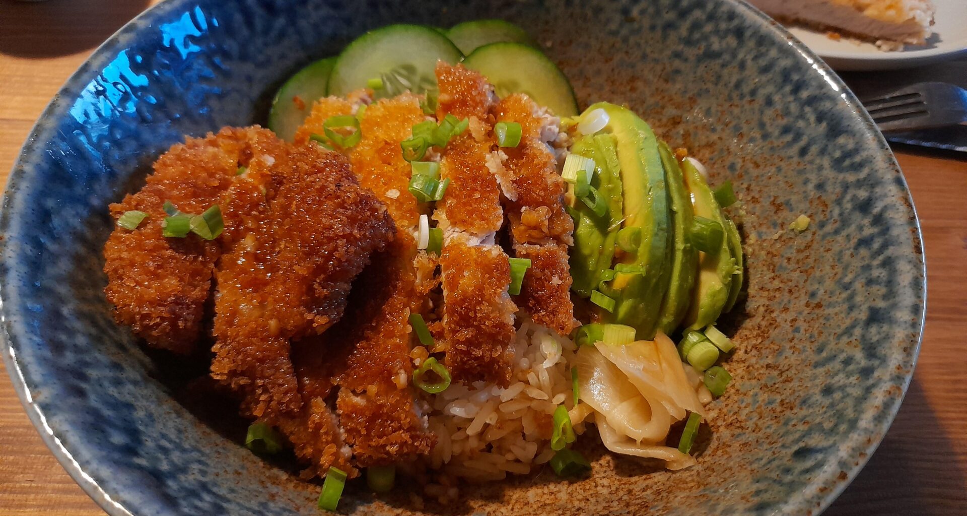 Un poké improvisé avec le katsu au porc au dessus