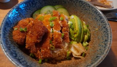 Un poké improvisé avec le katsu au porc au dessus