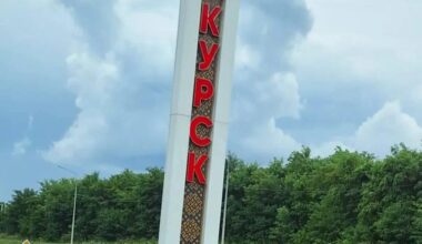 The inscription at the bottom of the entrance stele of the city of Kursk, says: "We are waiting for the AFU (Ukrainian Armed Forces)."