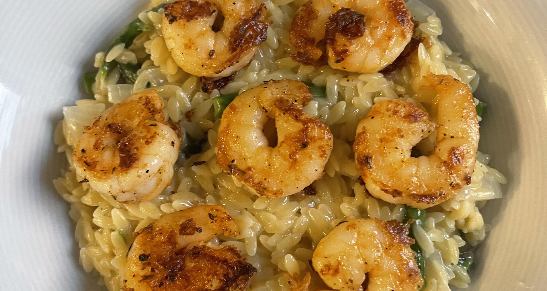 Orzo avec des asperges et crevettes