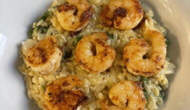 Orzo avec des asperges et crevettes