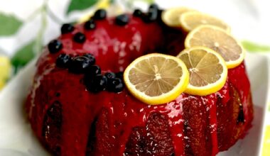 Torte farcie de confiture des fruits rouges, toute faite à maison