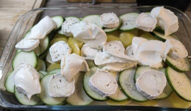 Repas de ce midi , gratin de courgette et pomme de terre , crème fraîche et chèvre .