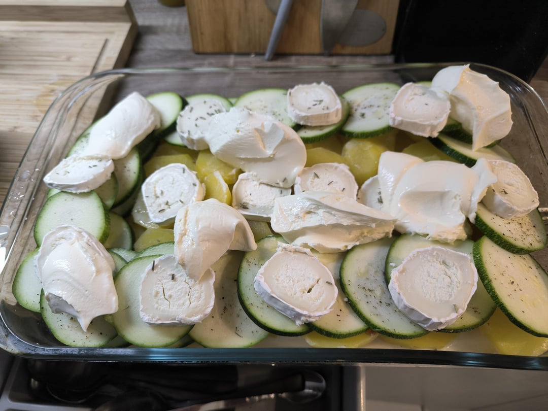 Repas de ce midi , gratin de courgette et pomme de terre , crème fraîche et chèvre .