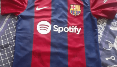 Help to identify Barcelona players autographs