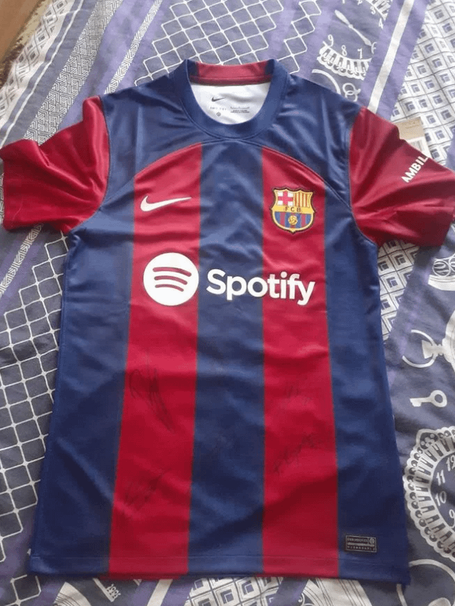 Help to identify Barcelona players autographs