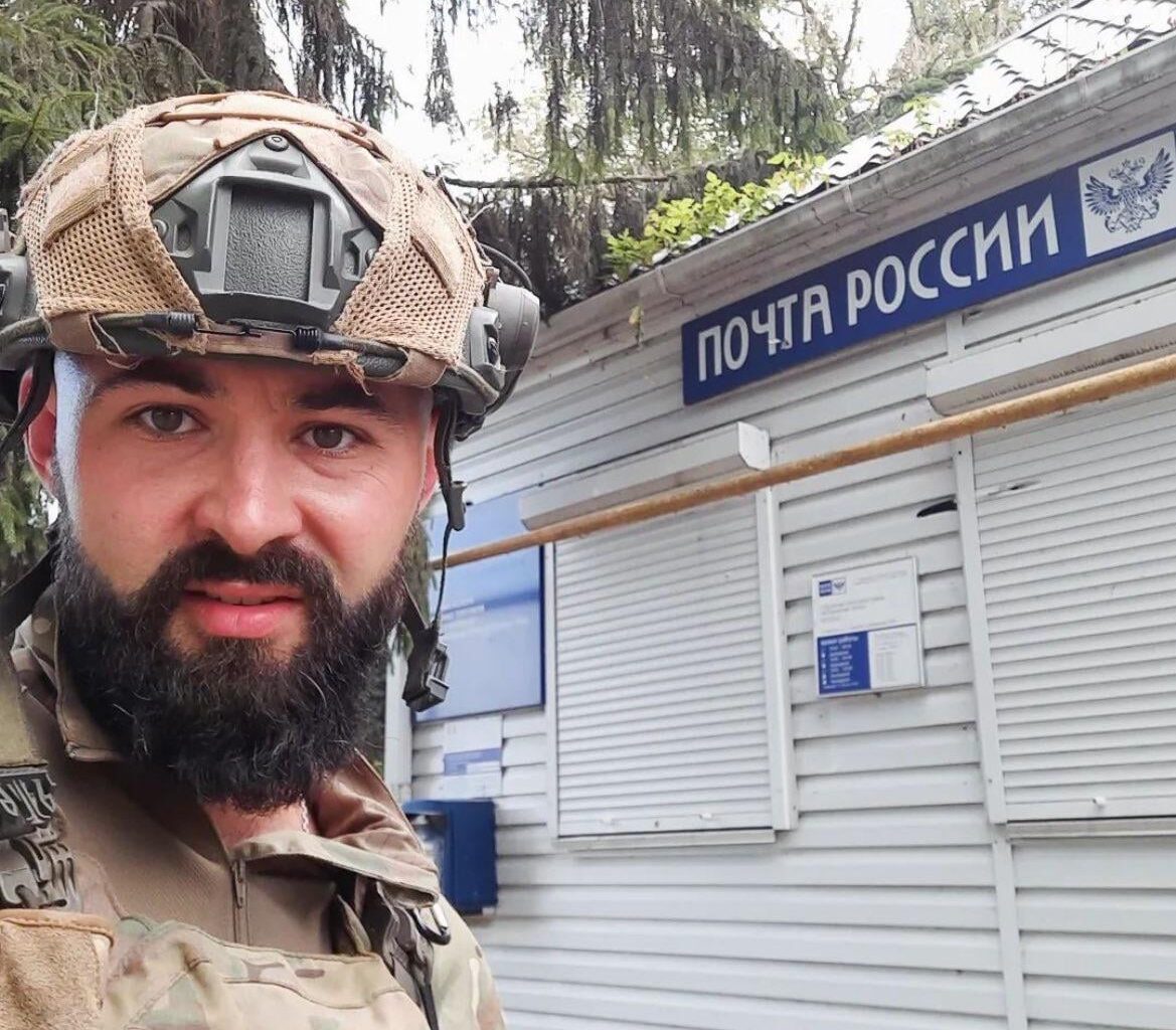 This Ukrainian Army soldier posted a picture next to the Russia Post office - in the Kursk Oblast, saying that "the service is very poor, soon @_novaposhta_ will replace it".