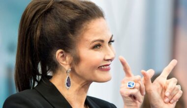 Lynda Carter, Original Wonder Woman, Tells Arizonans Not To Vote For Her Sister