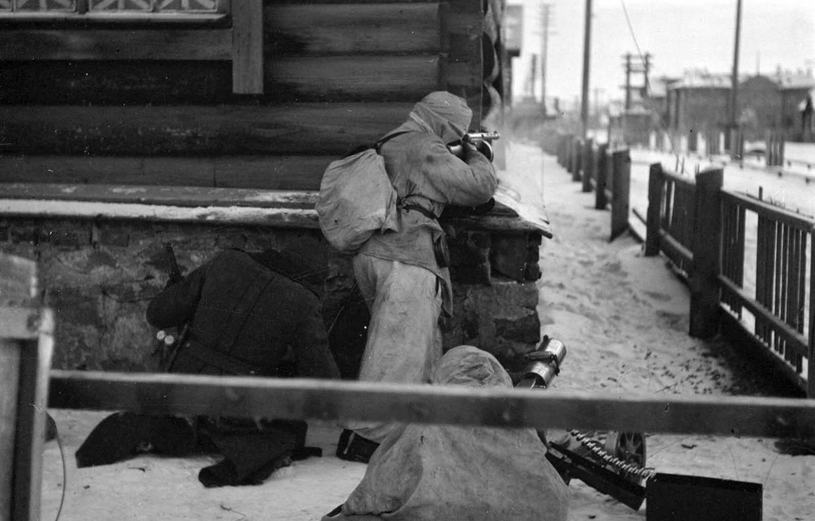 Street fighting between Finnish and Soviet troops in Medvezhyegorsk, early December 1941