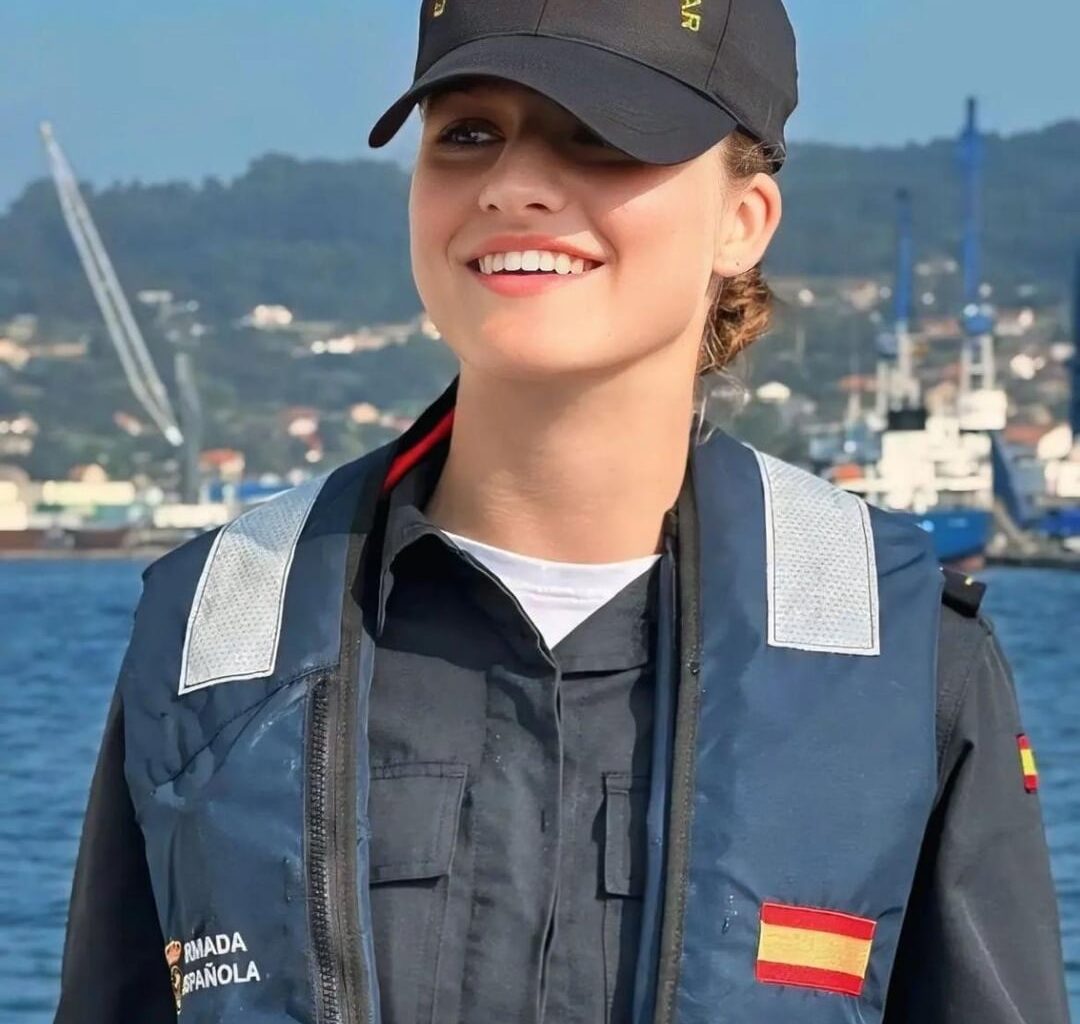 Spanish Navy shares some new pictures on there Instagram with some including Princess Leonor in them.