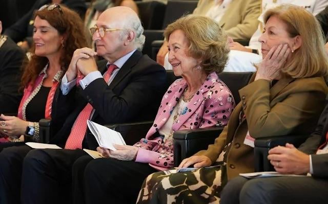 Queen Sofia attended the International Congress on Neurodegenerative Diseases in Lisbon. Co-organised by the Queen Sofia Foundation it highlights advances in research on neurodegenerative diseases