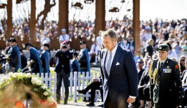 King William Alexander met with soldiers who participated in Operation Market Gardens where +2k parachutists landed in the Netherlands as part of the liberation in 1944