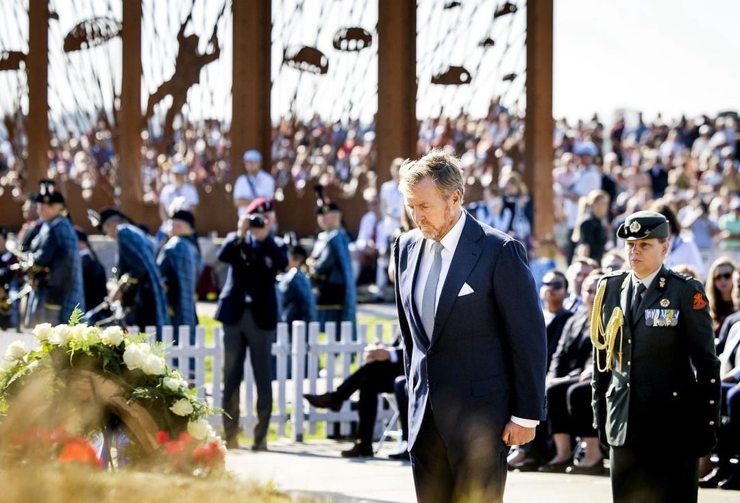 King William Alexander met with soldiers who participated in Operation Market Gardens where +2k parachutists landed in the Netherlands as part of the liberation in 1944