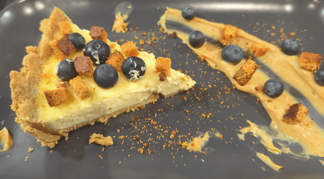 New York Cheesecake, avec coulis de pain d'épices, croutons de pain d'épices et quelques myrtilles pour la couleur