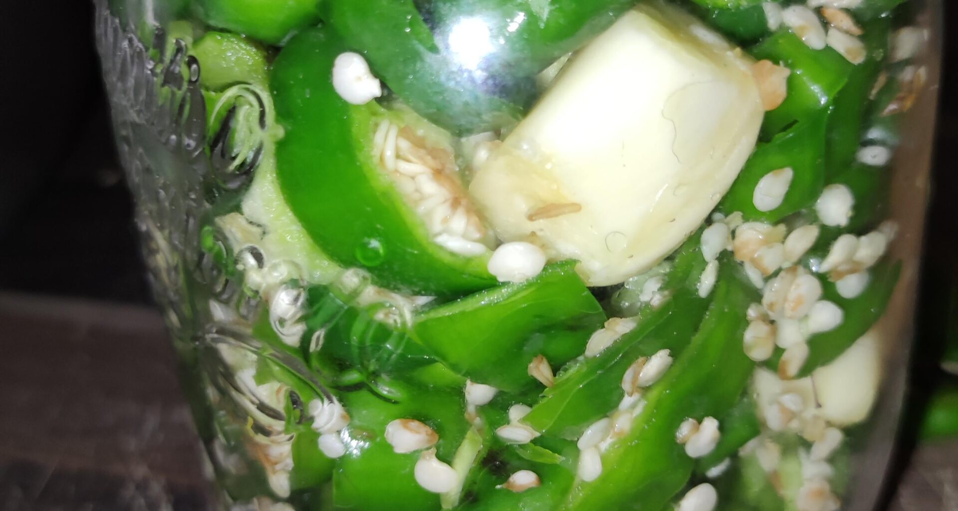 Hier sind Pimentos de Padron Chilli's drin mit Knoblauch. Mir sind die zu scharf geworden, deswegen möchte ich sie gerne erstmal einkochen oder so würdet ihr die jetzt so mit Olivenöl aufgießen und dann einkochen oder anders?