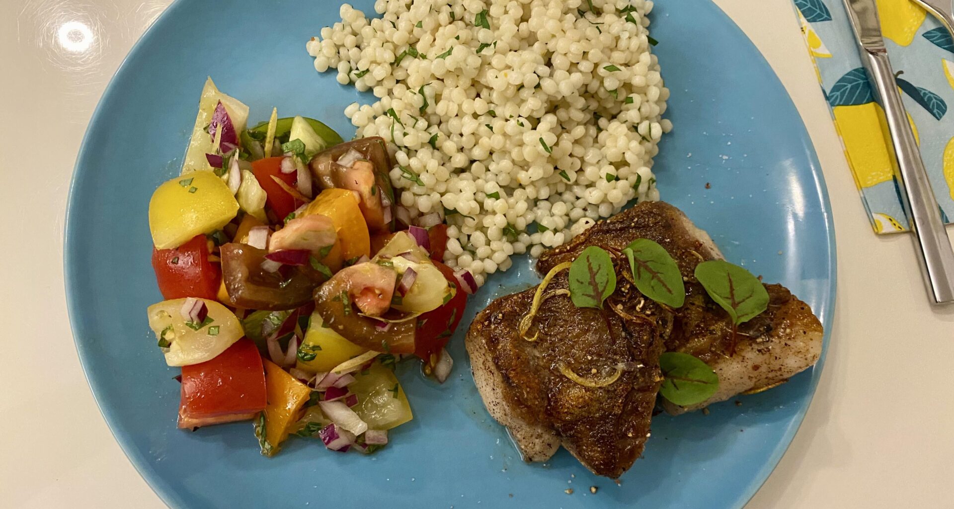 Rotbarsch, Perlcouscous und Tomatensalat