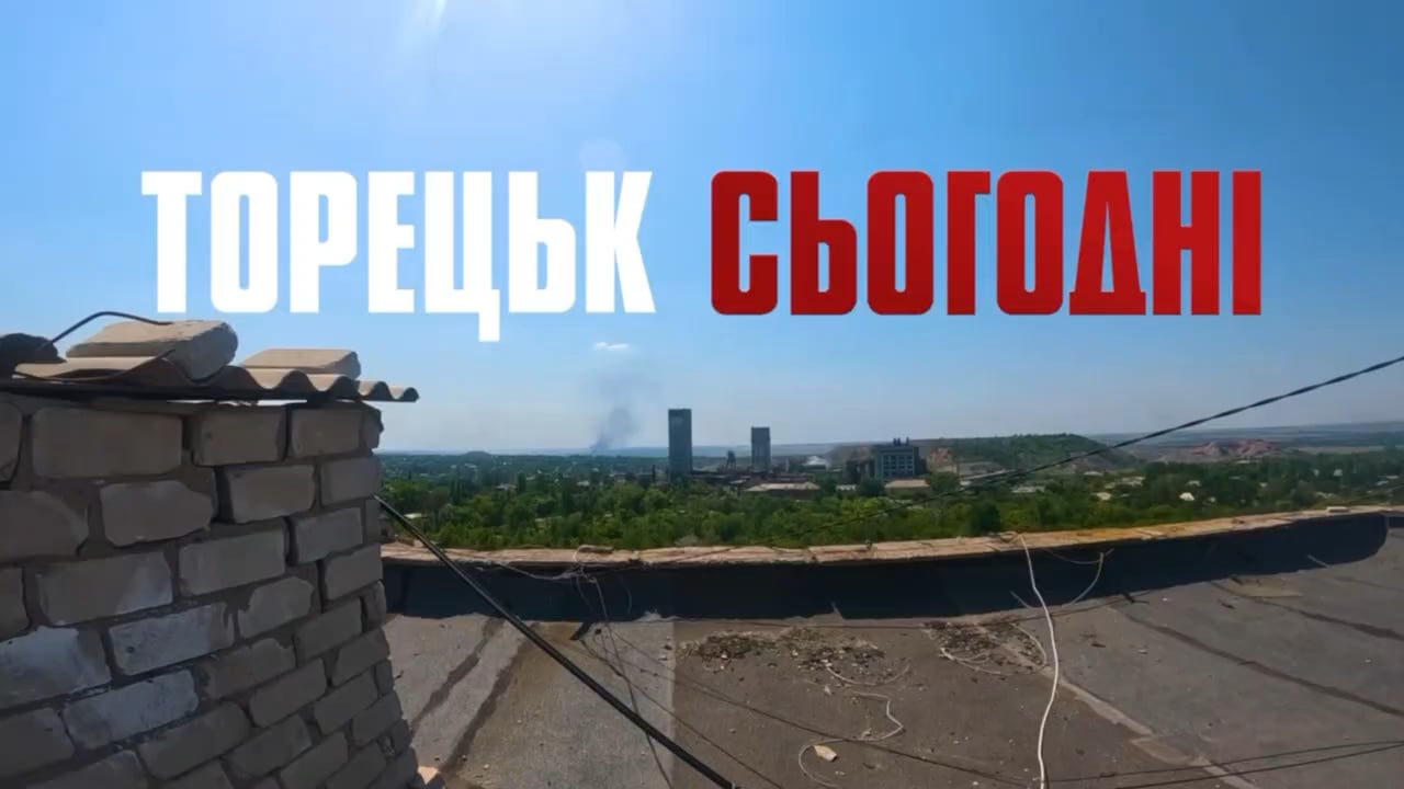 FPV footage of Ukrainian soldiers in combat in Toretsk, including the elimination of a Russian soldier hiding against a wall