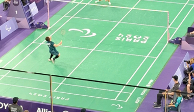 The fan view of the crazy parabadminton rally with multiple dives”