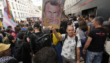 France : des milliers de personnes dans la rue contre la nomination de Barnier