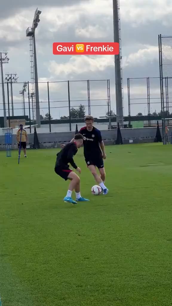 Frenkie and Gavi battling out on training grounds