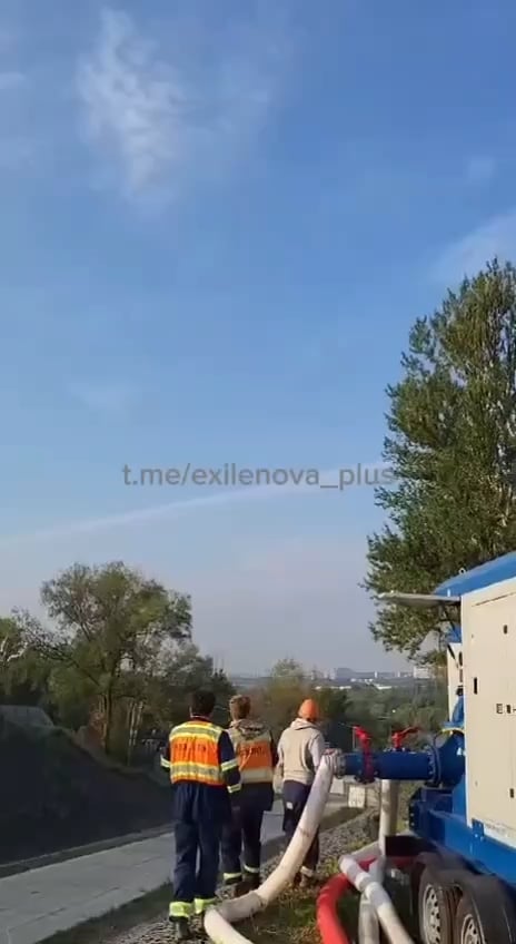 Moscow oil refinery has been attacked by "Lyuty" drones. They tried intercepting them with machine guns as there was no other air defense. Russian authorities already reported: "All the drones were shot down, only debris fell down". You can see in this video what debris landing looks likeMoscow oil