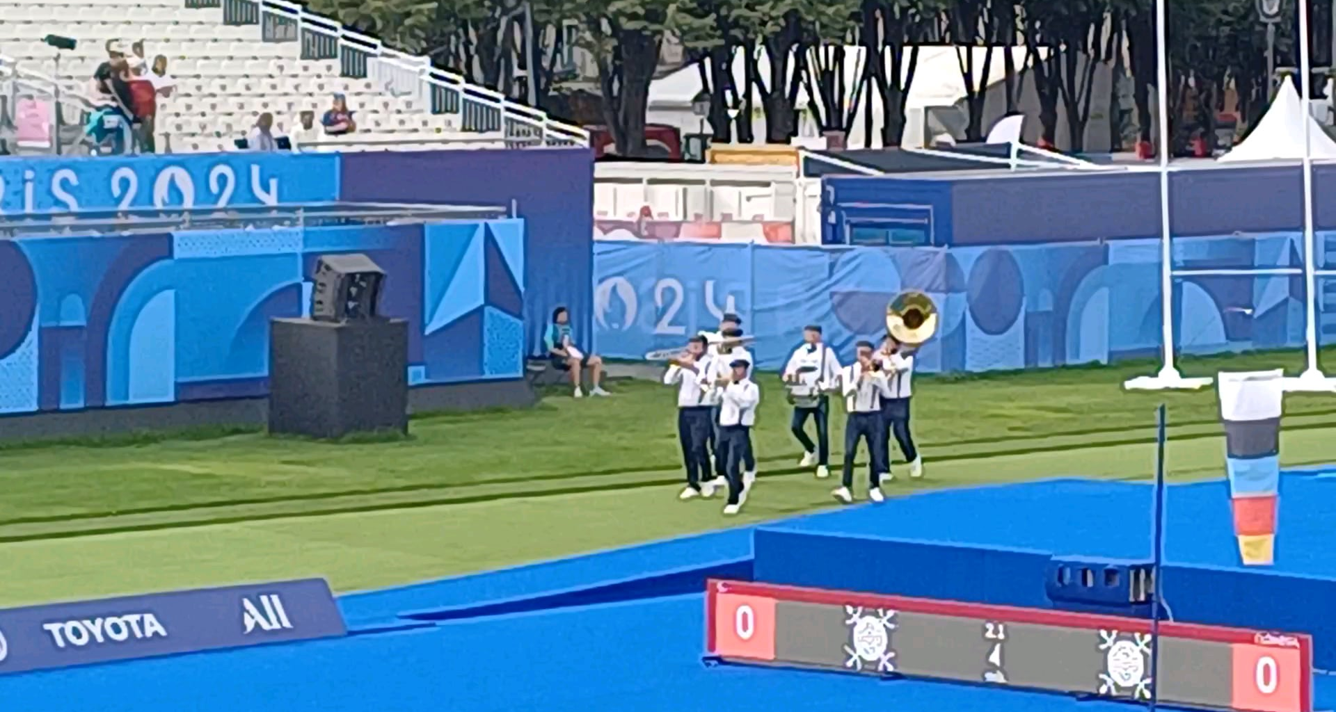 Okay, was anyone going to tell me that the para-archery had a live band