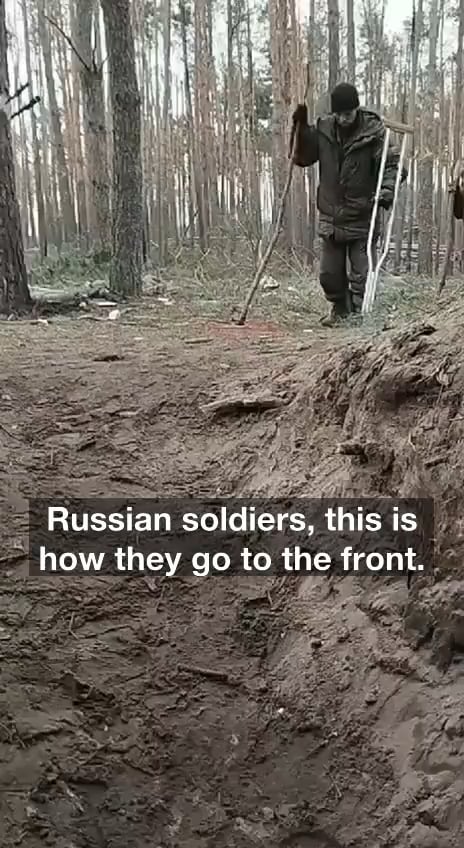 Russian soldiers going back to the front on crutches after injuries