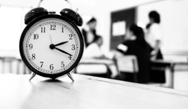 Schools are removing analogue clocks from exam halls as teenagers "cannot tell the time" - Canuro