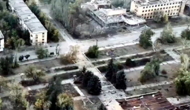 Ukrainians place charges to collapse building onto Russians