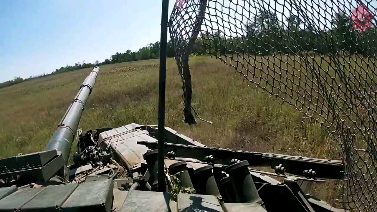 Ukrainian T-72 firing at Russian positions on the Pokrovsk front with its 125mm cannon. Tank Company of the 14th Assault Brigade Chervona Kalyna of the Ukrainian National Guard. September 2024