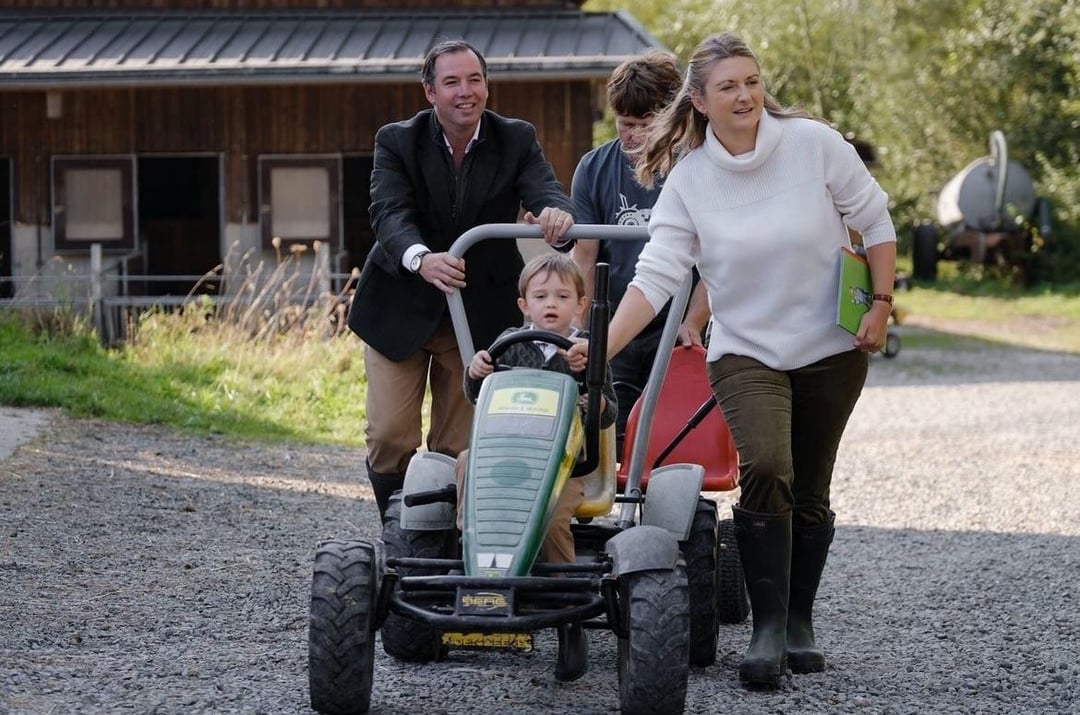 Hereditary Grand Duke Guillaume, Hereditary Grand Duchess Stéphanie, and their children Prince Charles and Prince François visited the 'Kass-Haff' farm in Rollingen