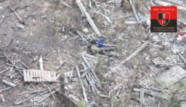 a Russian soldier is faking a surrender and get eliminated. (in the Kupyansk direction)