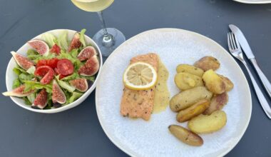 Lachs in Honig-Senf-Marinade, Thymiankartoffeln, Salat