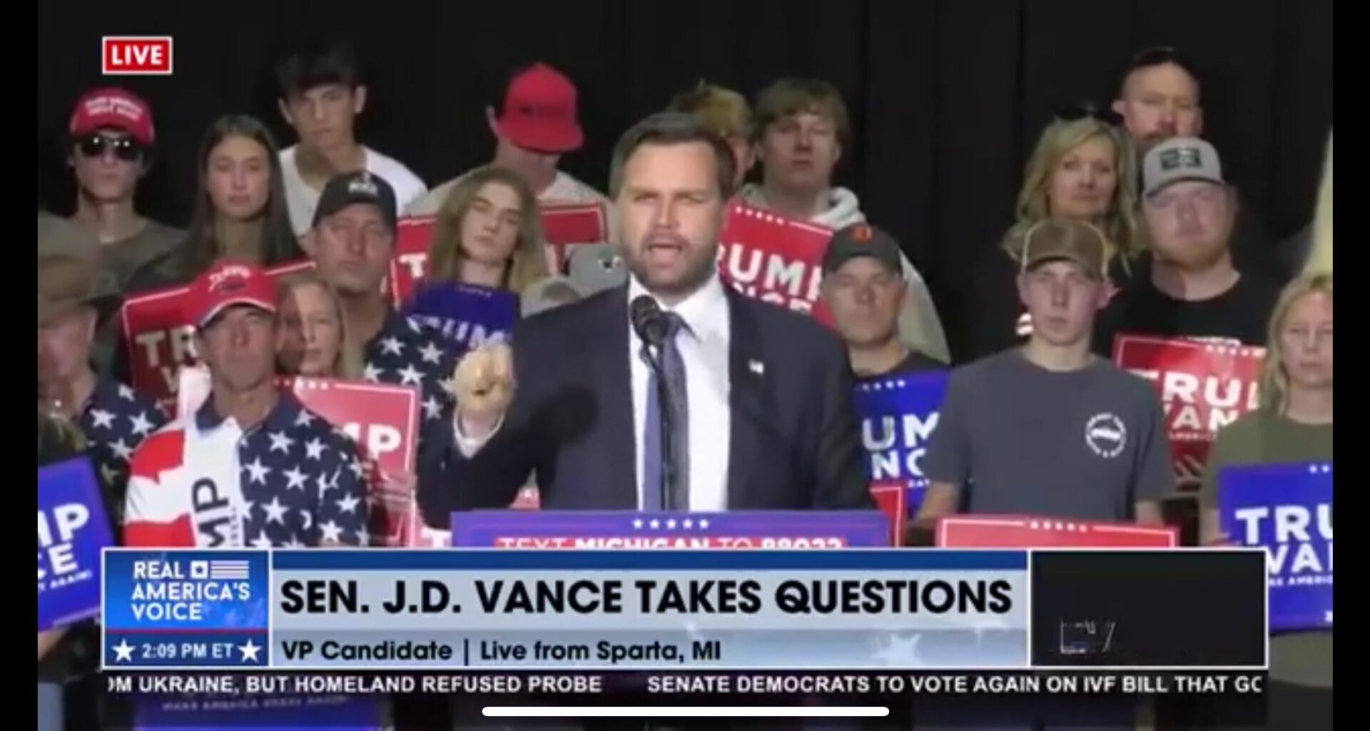 JD Vance performs speech with his back to the audience.   Audience is confused.