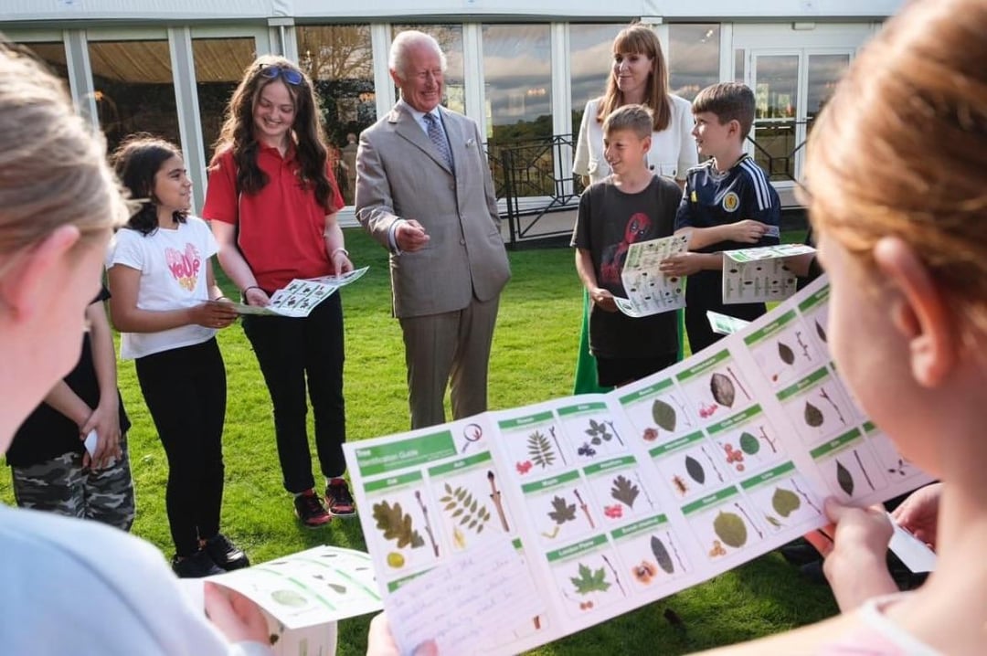 Charles met with students from Abbey Primary School, who shared their experiences with outdoor learning sessions organized by The King’s Foundation