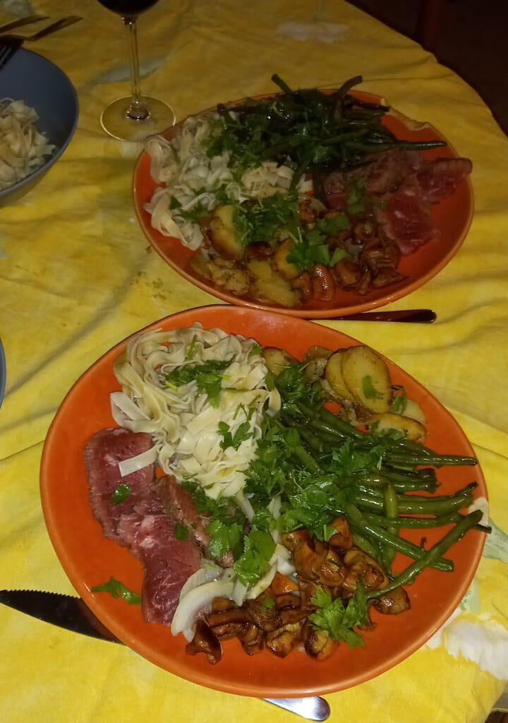 Rosbif, patates sautées, pâtes fraîches faites maison, haricots verts sautés dans le jus de viande, poêlé de champignons lactaires