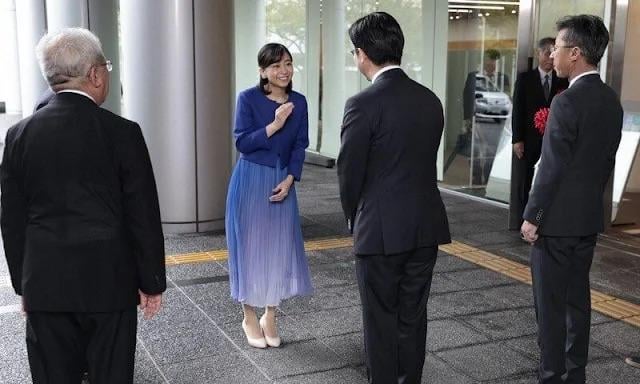 Princess Kako Attends High School Sign Language Contest in Yonago