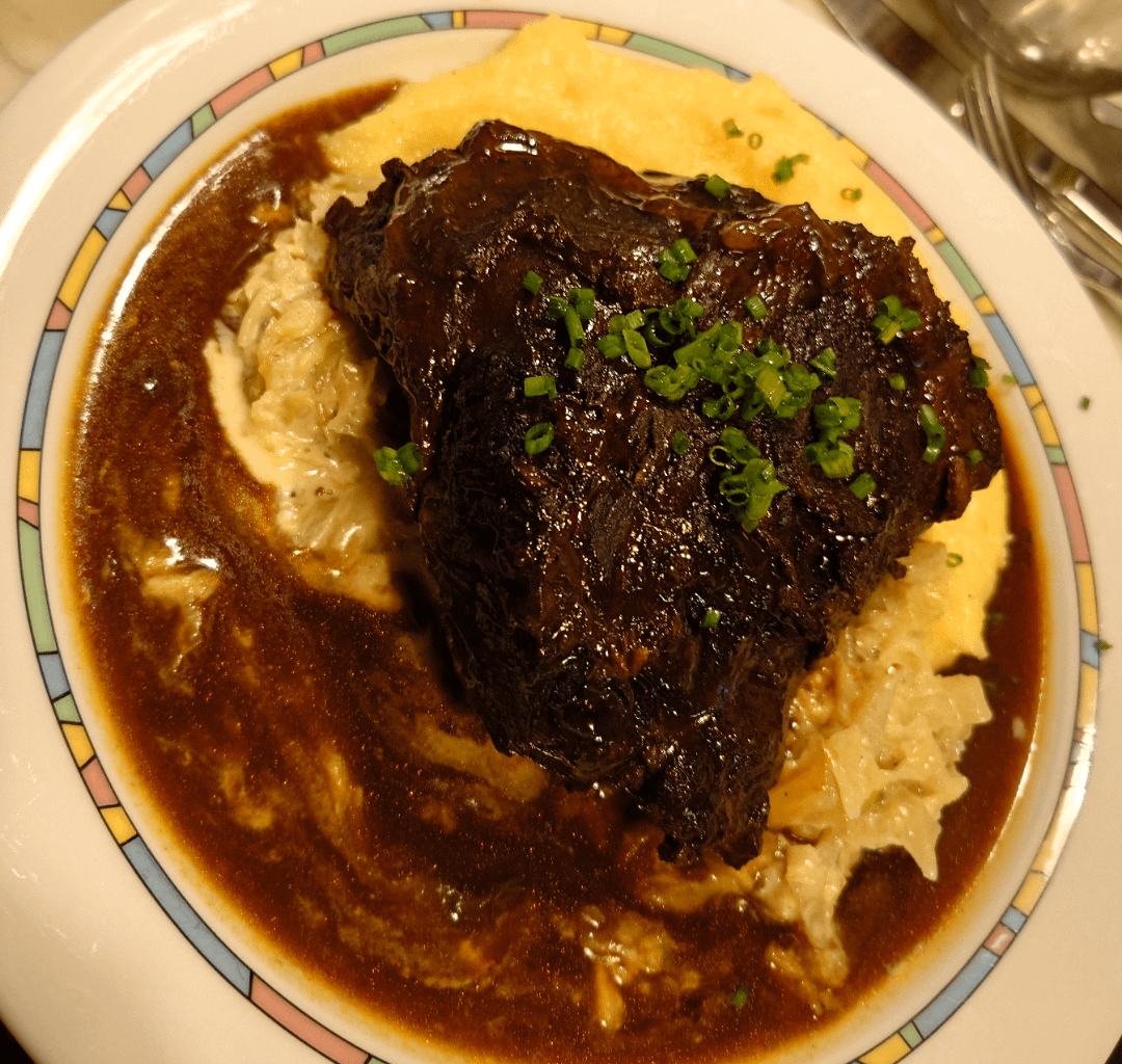 Ochsenbäckchen mit Rahmwirsing und Kartoffelpüree