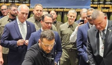 President Volodymyr Zelenskyy signs an artillery shell Scranton, PA 9/22/24