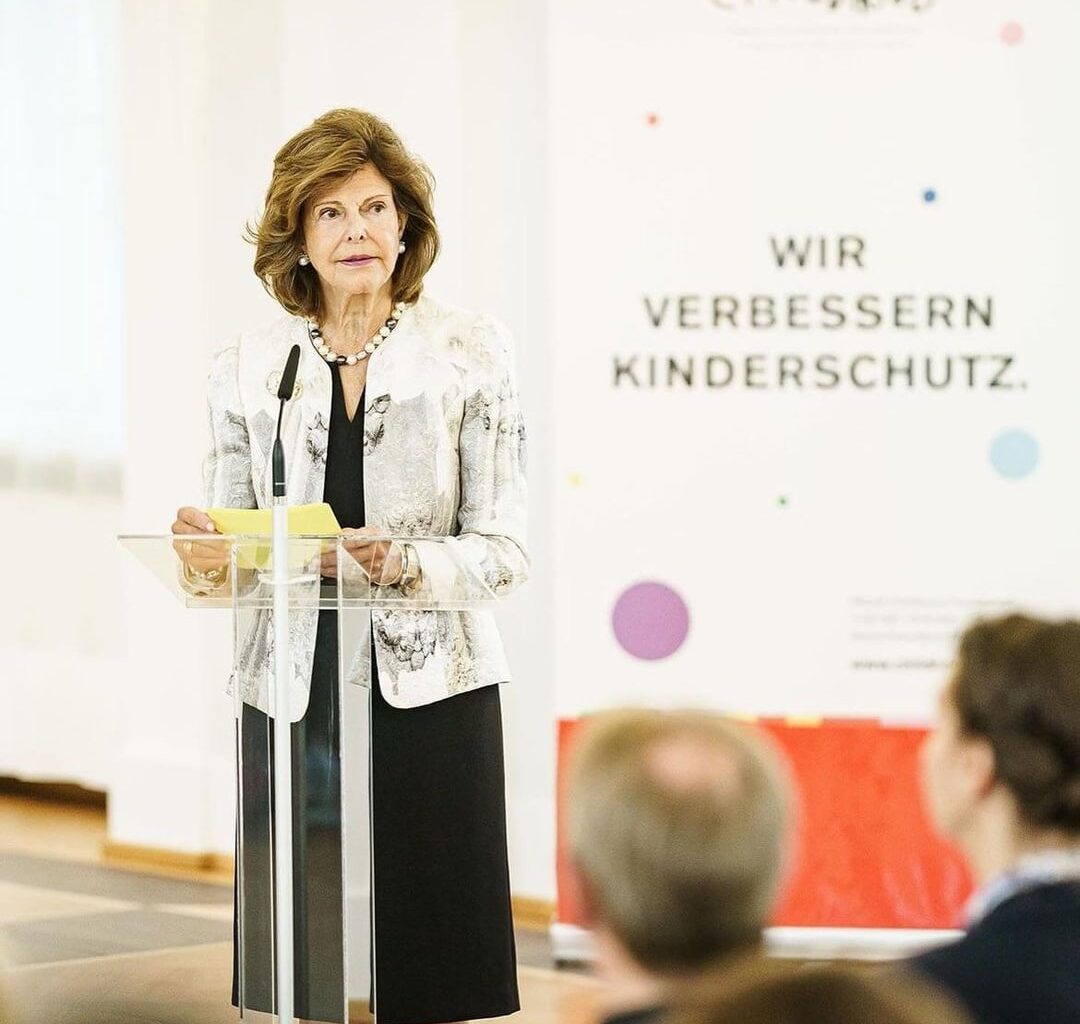 Queen Silvia in Berlin with the World Childhood Foundation for talks on violence against children. She was revived by the German President and participated in a round table