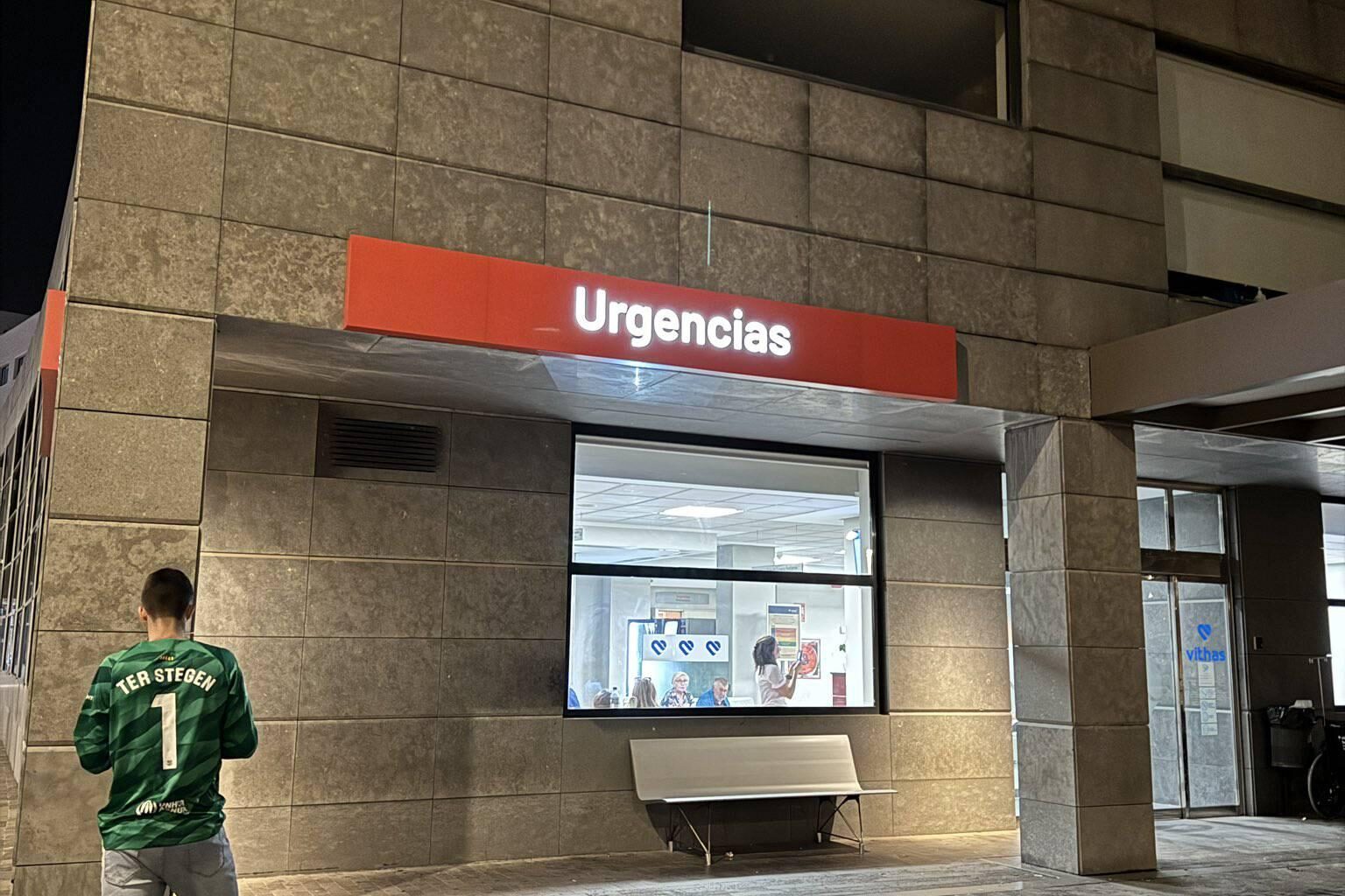 [Ángel Pérez] A Barça fan from Castellon was wearing a Ter Stegen shirt and waiting outside the hospital where the goalkeeper was undergoing tests to show him support.