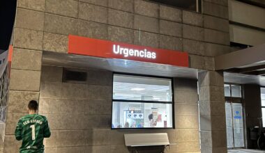 [Ángel Pérez] A Barça fan from Castellon was wearing a Ter Stegen shirt and waiting outside the hospital where the goalkeeper was undergoing tests to show him support.