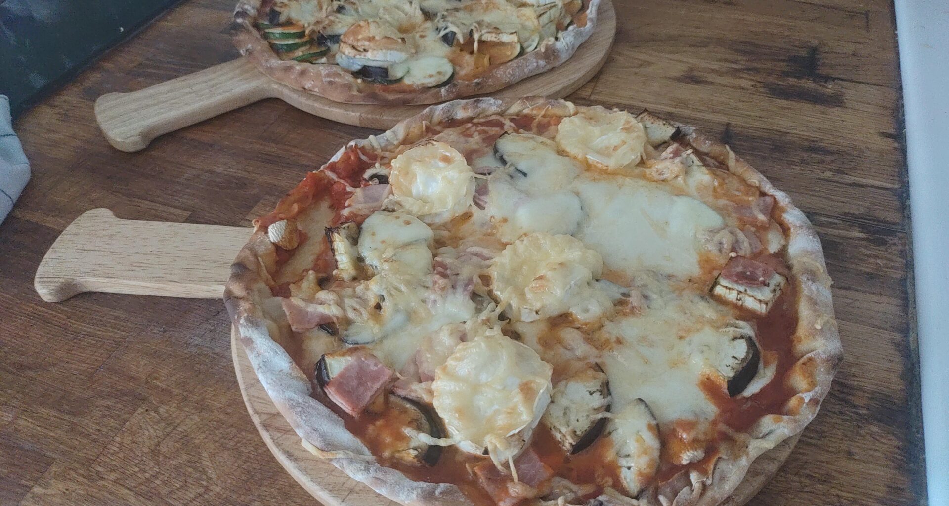 Pizzas faites maison. Chèvre aubergine champignon mozzarella et jambon