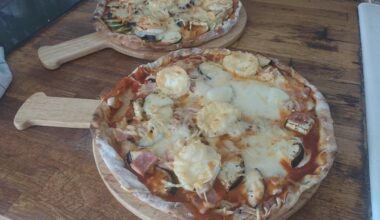 Pizzas faites maison. Chèvre aubergine champignon mozzarella et jambon