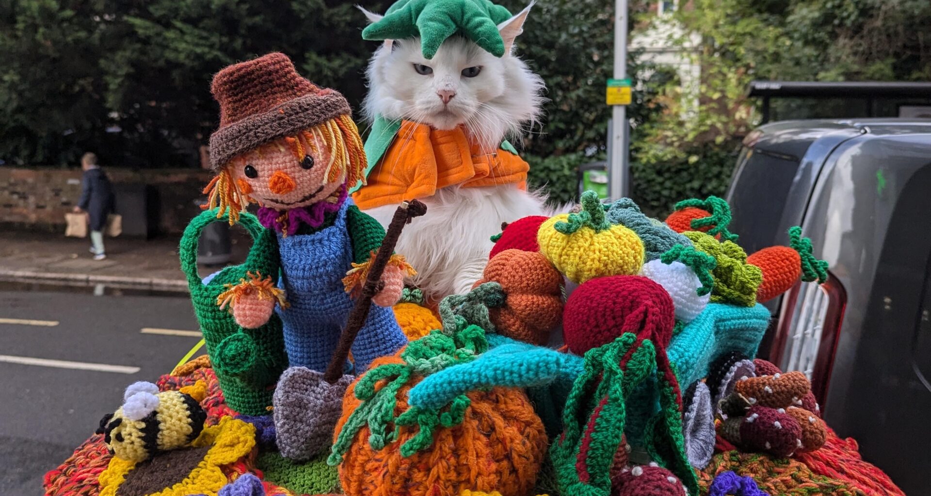 New post box topper in my neighborhood for Autumn.