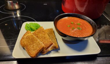 Soupe de tomates fait maison avec croque-monsieur au conté