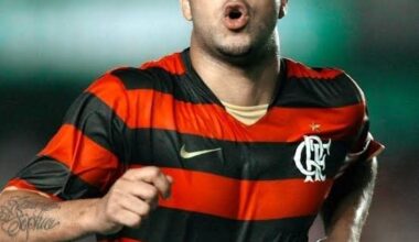 [Raisa Simplicio]Adriano Imperatore will have a farewell game at Maracanã. The game will reunite Adriano’s friends from Inter vs friends from Flamengo, he will play a half in each team.