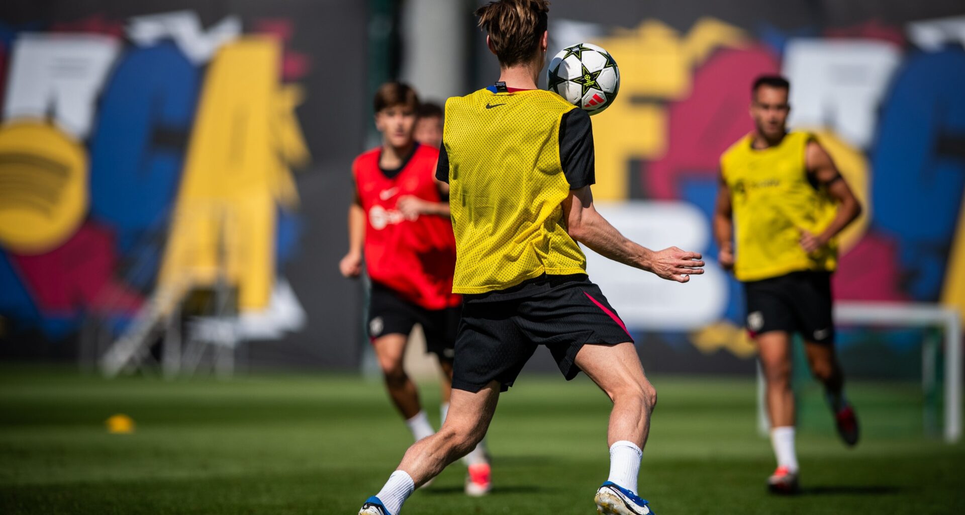 Frenkie de Jong trains with the squad for part of the session