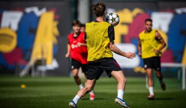 Frenkie de Jong trains with the squad for part of the session