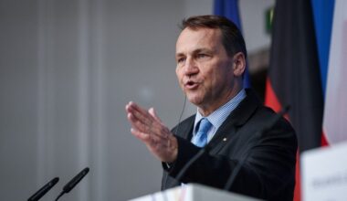 Poland’s Sikorski to Putin: You Are Putting Ukrainian Children in Camps Like Nazis Did in My Country